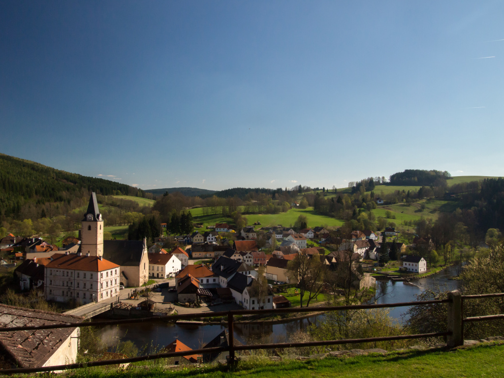 Piohled na Rožmberk ze zahrádky