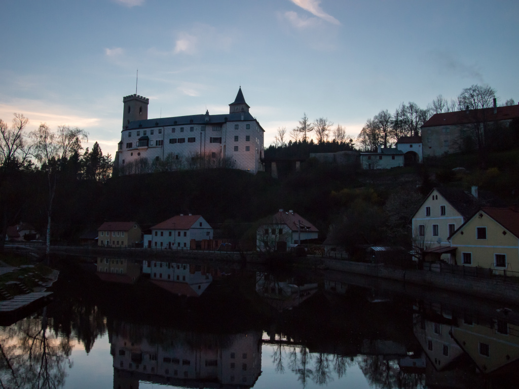 Návrat z večeře v den příjezdu, pohled na hrad z mostu