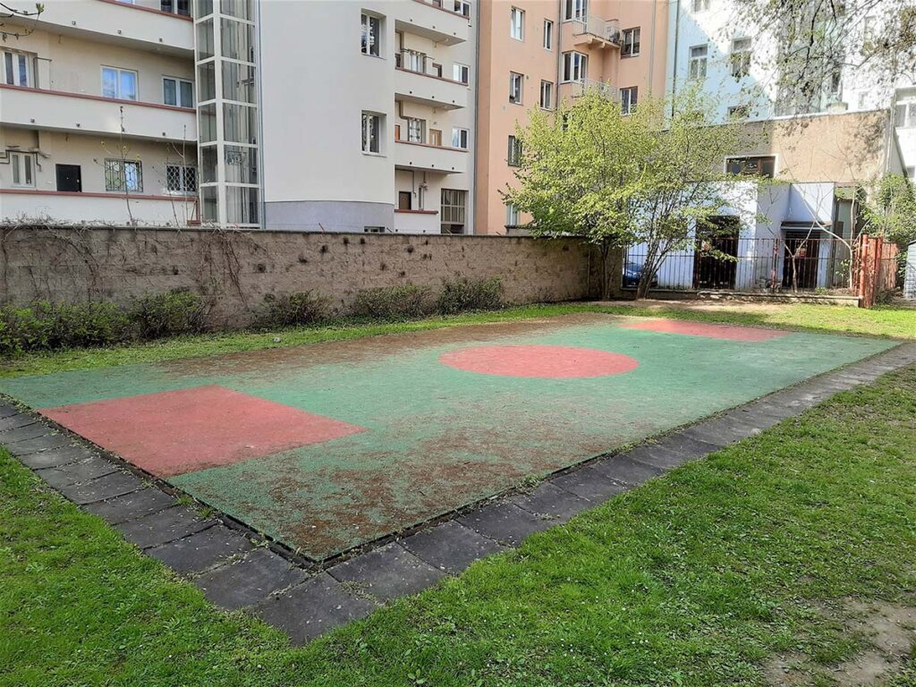 Čištění a opravy povrchů - ukázka čištění hřiště