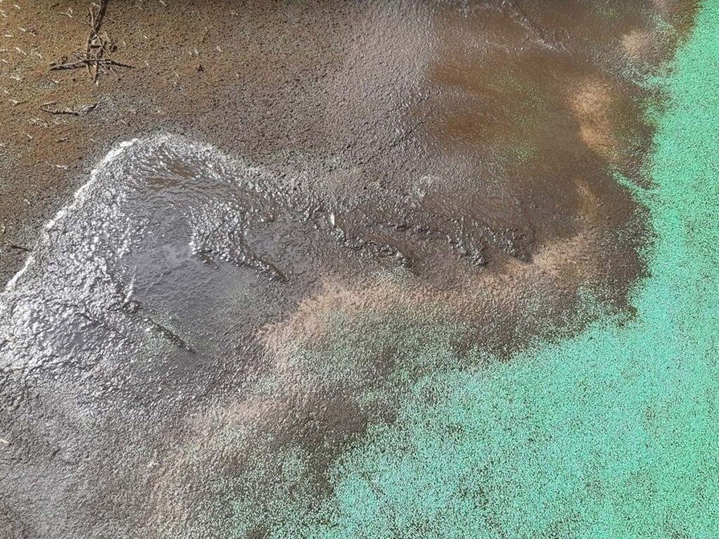 Čištění a opravy povrchů - ukázka čištění hřiště