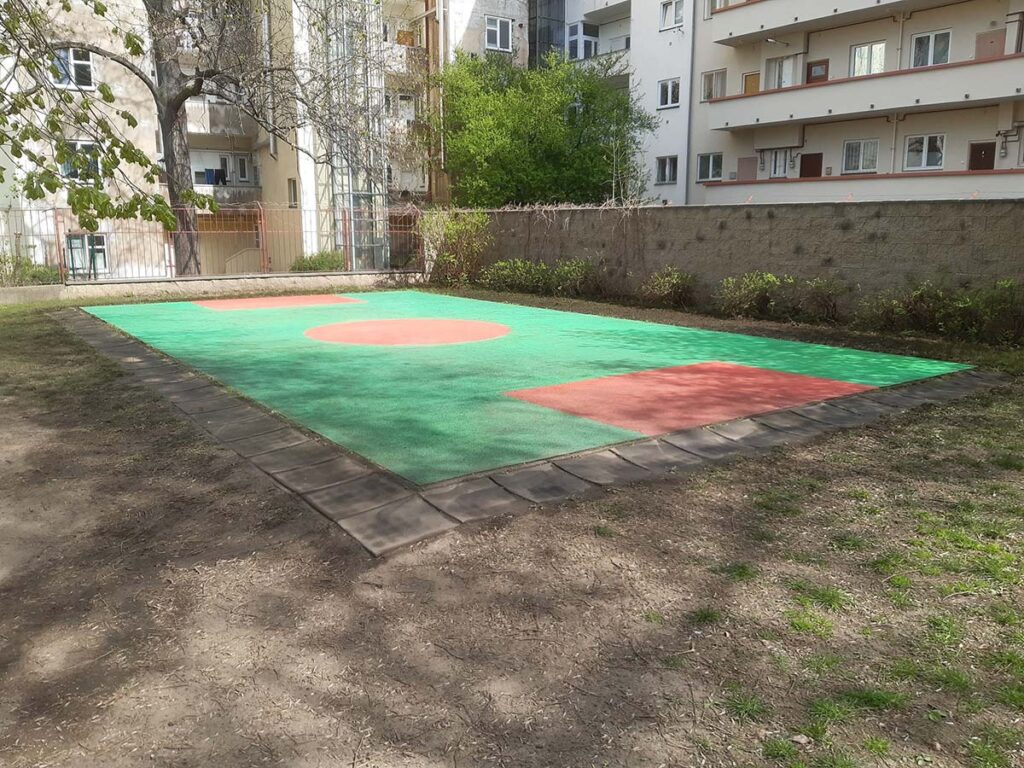 Čištění a opravy povrchů - ukázka čištění hřiště